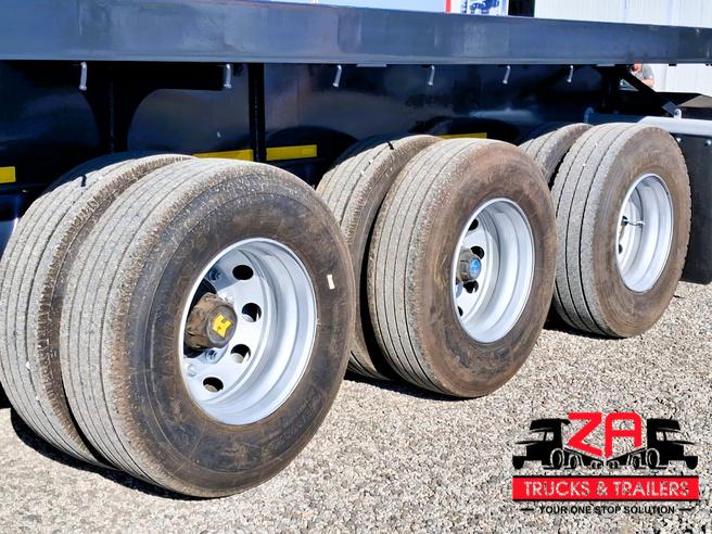 2021 HENRED FRUEHAUF TRI-AXLE FLAT DECK TRAILER